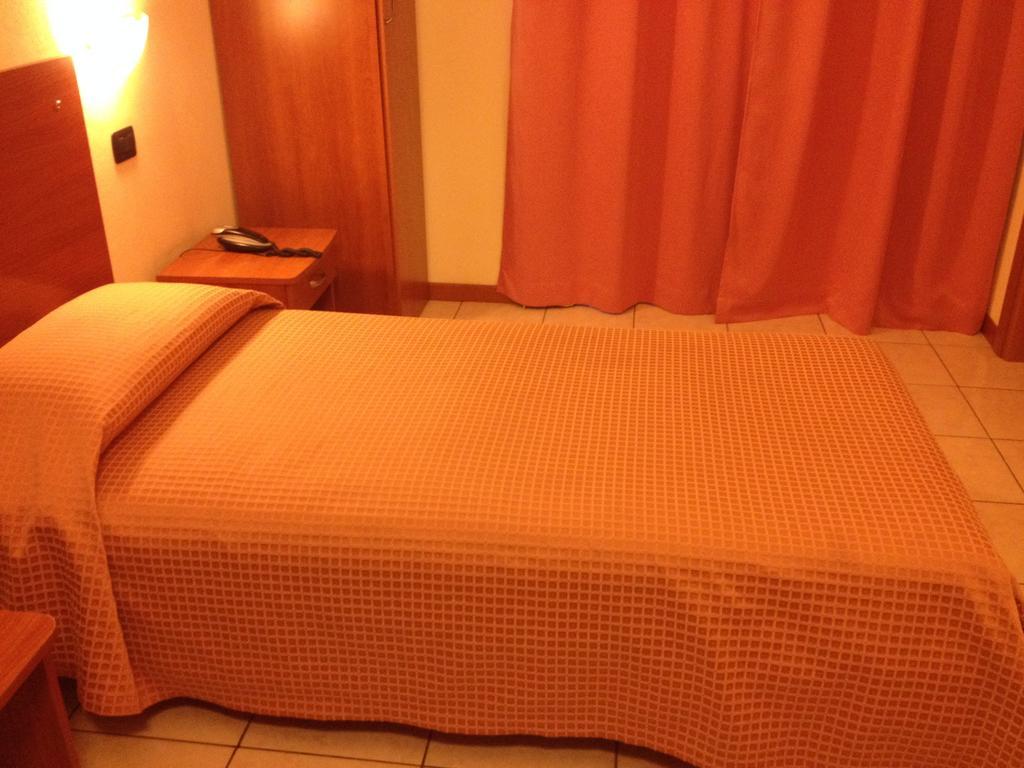 Hotel Belforte Varese Rum bild